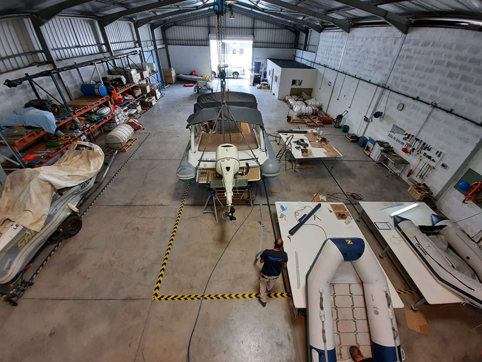 Atelier de réparation des bateaux pneumatiques - Espace Océan Guadeloupe