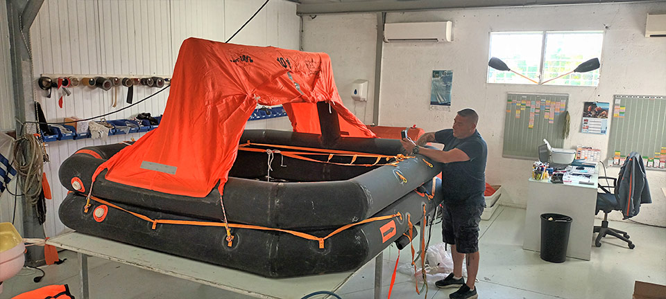 Atelier de révision et maintenance des radeaux de survie - Espace Océan en Guadeloupe