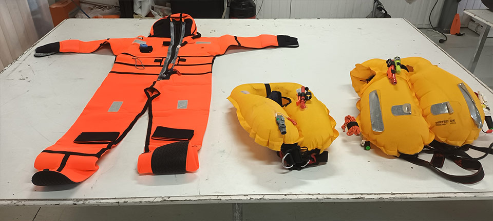 Gilets et combinaisons de survie - Espace Océan en Guadeloupe
